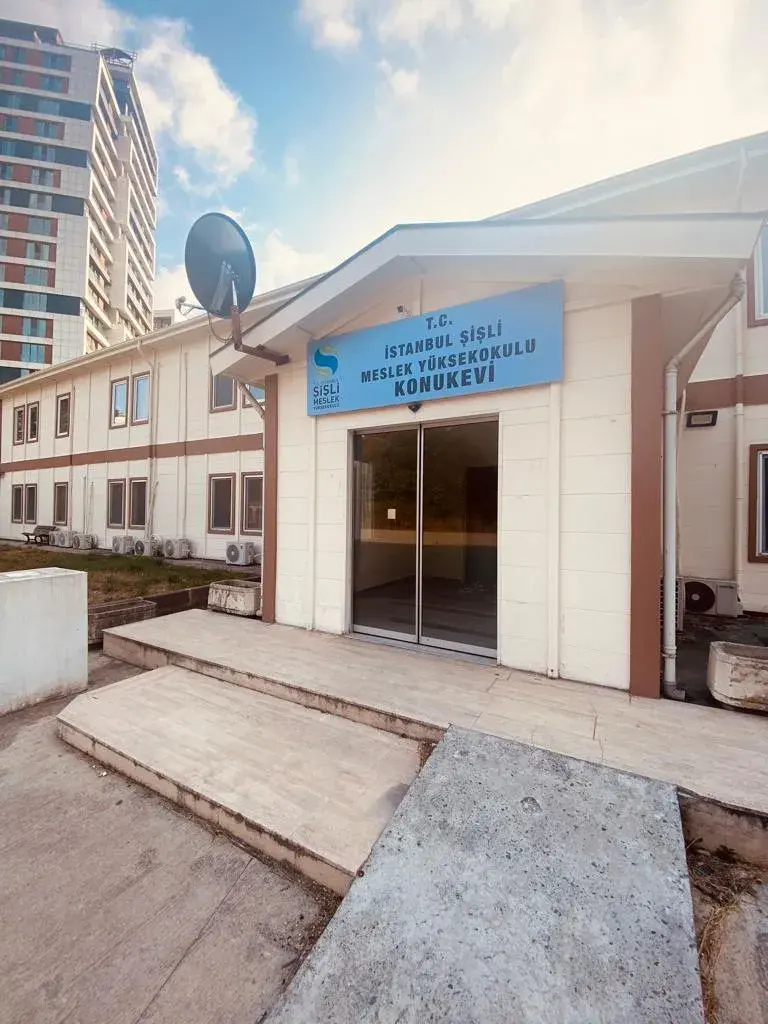 Konuk Evi Giriş